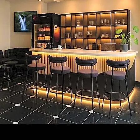 Hotel Shelton Airport 4*