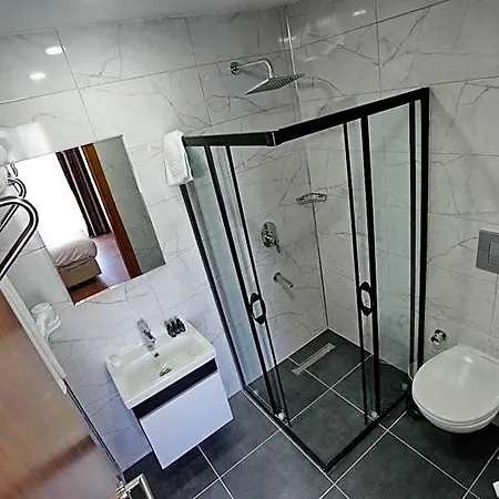 Hotel Shelton Airport 4*